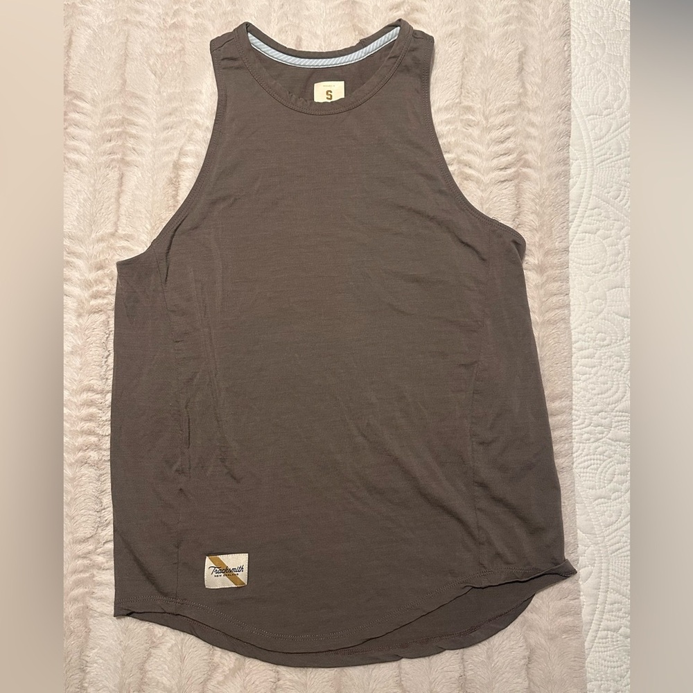 Tracksmith harrier tank size small